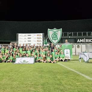 América e De Peito Aberto promoveram encontro de jogadoras com meninas de projeto social