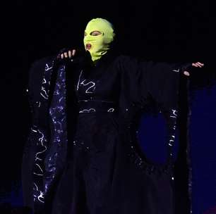 Madonna surge de máscara para ensaiar no palco de Copacabana