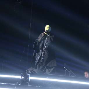 Madonna sobe ao palco em passagem de som em Copacabana; assista