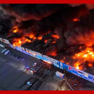 Incêndio de grandes proporções destrói shopping center na Polônia