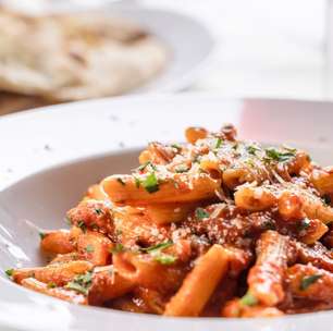 Macarronada com molho de linguiça toscana para fazer em 40 minutos