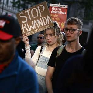 Juiz decide que Irlanda do Norte não pode expulsar migrantes para Ruanda
