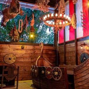 Taverna Medieval! Decoração típica e arco e flecha convidam as crianças a viajarem no tempo e se sentirem na Idade Média