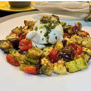 Salada de legumes com abobrinha e berinjela, do mediterrâneo