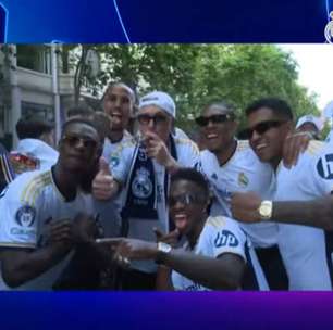 Craques do Real Madrid festejam título da Champions com multidão de torcedores