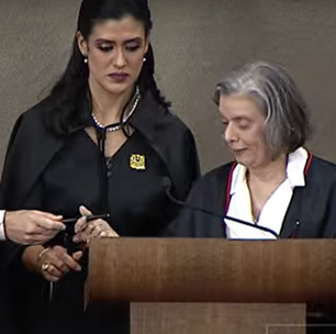 Caneta de Cármen Lúcia falha em assinatura de posse da presidência do TSE