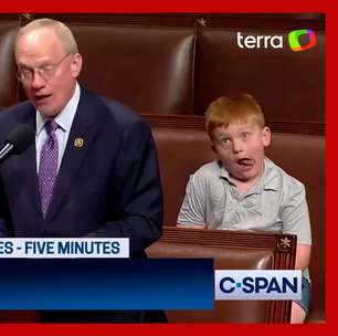 Filho de deputado viraliza fazendo caretas enquanto pai defende Trump no Congresso americano