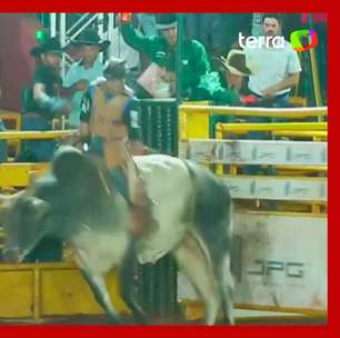 Peão desmaia após ser arremessado e pisoteado por touro em Minas Gerais