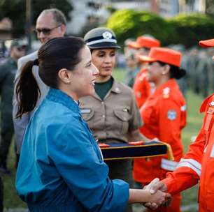 Governadora entrega INSÍGNIAS a mais de 2 MIL policiais e bombeiros militares RECÉM-PROMOVIDOS