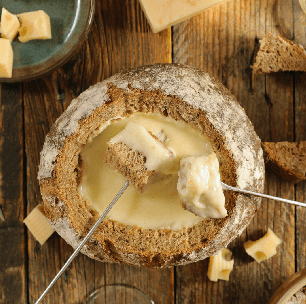 Fondue de queijo para 2: receita fácil, servida no pão