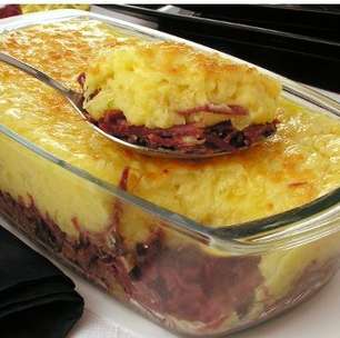 Escondidinho de carne seca com macaxeira fácil demais e perfeito para ocasiões chiques