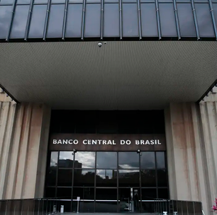 Mercado prevê manutenção da Selic em 15% e só projeta queda a partir de 2026