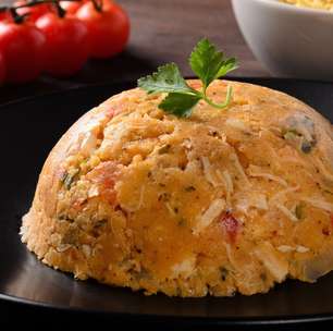 Torta-cuscuz de frango para servir toda a família com o sabor junino