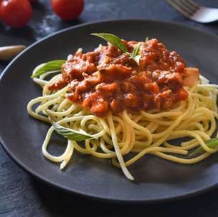 Macarrão à bolonhesa cremoso com um ingrediente especial no molho