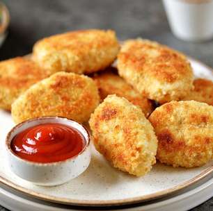 Nuggets de frango caseiro: confira o vídeo para o passo a passo simples e rápido