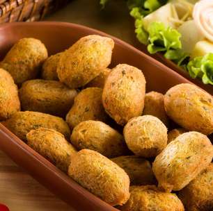 Bolinho de milho crocante recheado com carne fácil de fazer