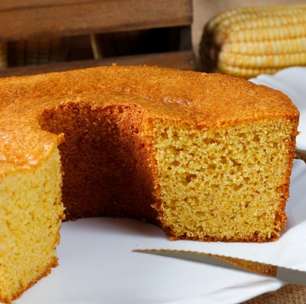 Bolo de fubá e milho verde fofinho e prático para o café da tarde