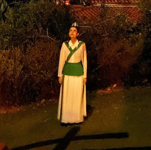 Atriz Maria Casadevall participa de ritual religioso com a namorada: "Estou fardada no Santo Daime"