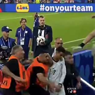 Torcedor se joga de arquibancada na direção de Cristiano Ronaldo após jogo; assista