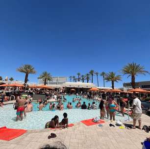 Torcida brasileira curte 'pool party' em Las Vegas por R$ 2,8 mil e muito funk
