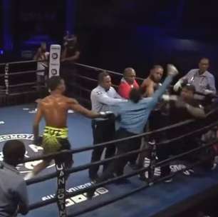 Árbitro de boxe é agredido por lutador, revida golpe e foge do ringue; assista