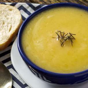 Sopa de mandioca fácil e rápida para aproveitar em família