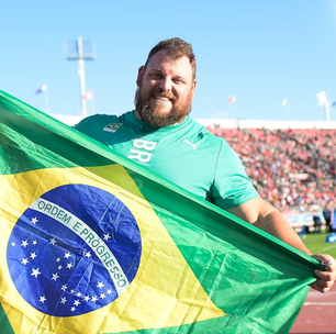 'Sr. Incrível' do Brasil treinou em terreno baldio e arremessa bola de ferro fundido e chumbo