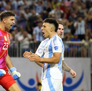 Argentina leva empate nos acréscimos, mas Martínez pega dois pênaltis e garante a vaga nas semifinais