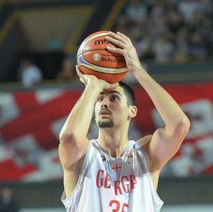 Jogador de basquete da Geórgia tenta fazer cesta contra e erra; veja