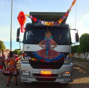 Carreta junina: casal foge de caminhão e cria quadrilha de forró itinerante no interior da Paraíba