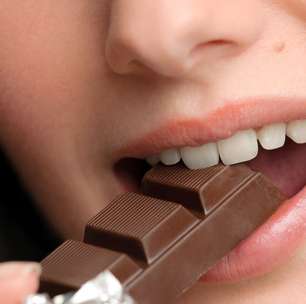 É possível fazer dieta e comer chocolate? Médico explica
