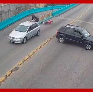 Motociclista cai sentado sobre teto de carro após acidente de trânsito no RJ