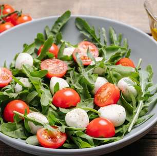 Salada especial de rúcula: receita fácil que vai deixar a dieta bem mais gostosa
