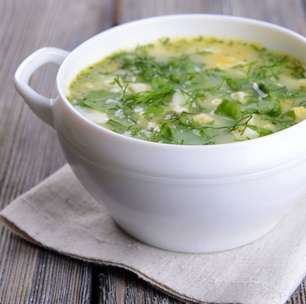 Caldo verde com agrião para se esquentar com um prato cremoso e delicioso