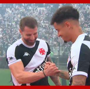 Coutinho é recebido com festa pela torcida do Vasco em São Januário