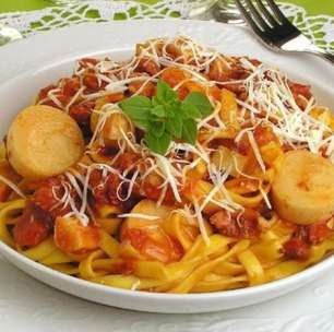 Talharim ao molho de linguiça de uma panela só feito com poucos ingredientes