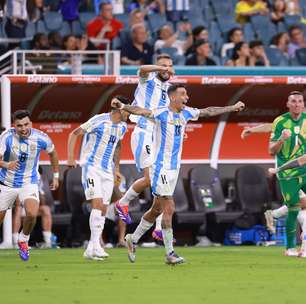 Jogadores da Argentina cantam música racista durante festa do título da Copa América; veja