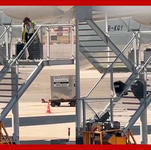 Funcionária é afastada após ser flagrada 'arremessando' bagagens em escada de aeroporto