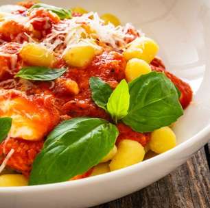 Nhoque de batata com molho de calabresa: perfeito para um almoço em família