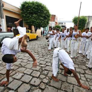 Defesa com arte: Capoeira é jogo, música, dança!