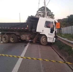 Motorista morre ao bater de frente com caminhão de obra na Raposo Tavares em São Roque