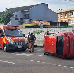 Motorista é fechado no Rebouças e capota após bater contra carro estacionado