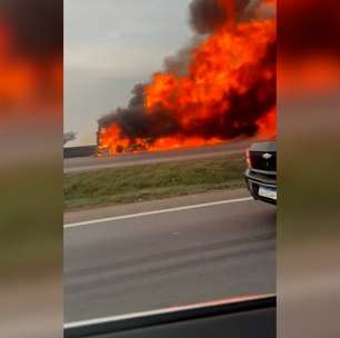 Vídeo: caminhão pegando fogo complica o trânsito no Contorno Leste, em Curitiba