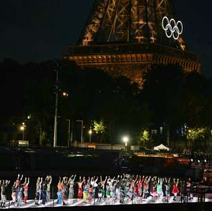 Abertura das Olimpíadas: franceses quebram grade e sobem em equipamentos; veja