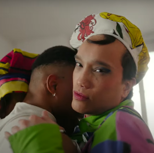 Olimpíada de Paris: com beijo queer, cerimônia de abertura homenageia igualdade no amor
