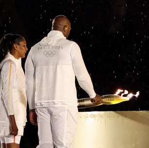 Teddy Riner e Marie-José Perec acendem pira olímpica em cerimônia de abertura dos Jogos de Paris