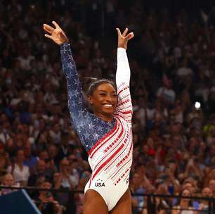 Simone Biles voa sobre próprios desafios e comanda EUA em 'jornada da redenção' por ouro na ginástica