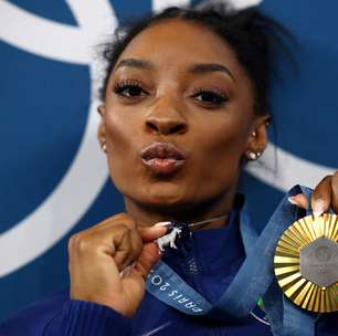 Simone Biles ostenta colar de melhor da história após ganhar ouro na Olimpíada de Paris
