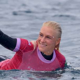 Com mar de poucas ondas, Tati Weston-Webb leva a prata no surfe dos Jogos de Paris
