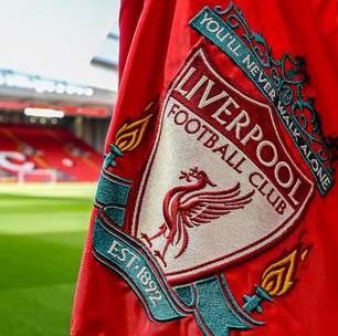 Liverpool divulga fotos de sua nova camisa